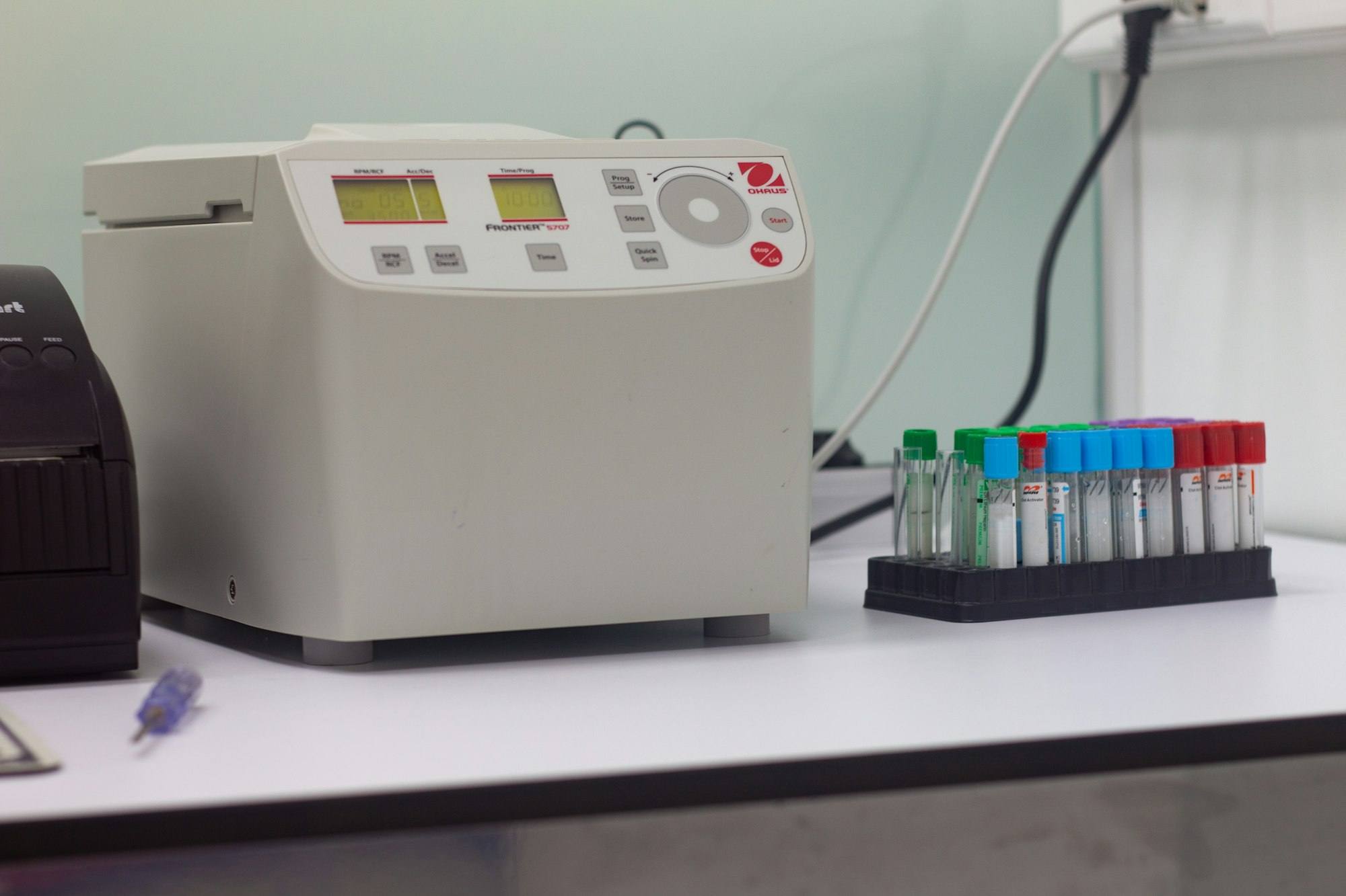 A laboratory analyzer with sample tubes